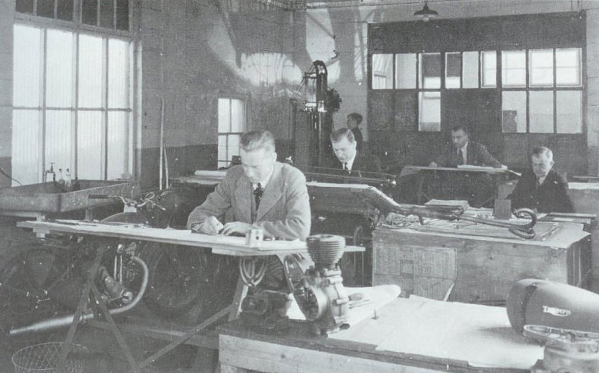 Ufficio tecnico con progettisti al lavoro negli anni '60.