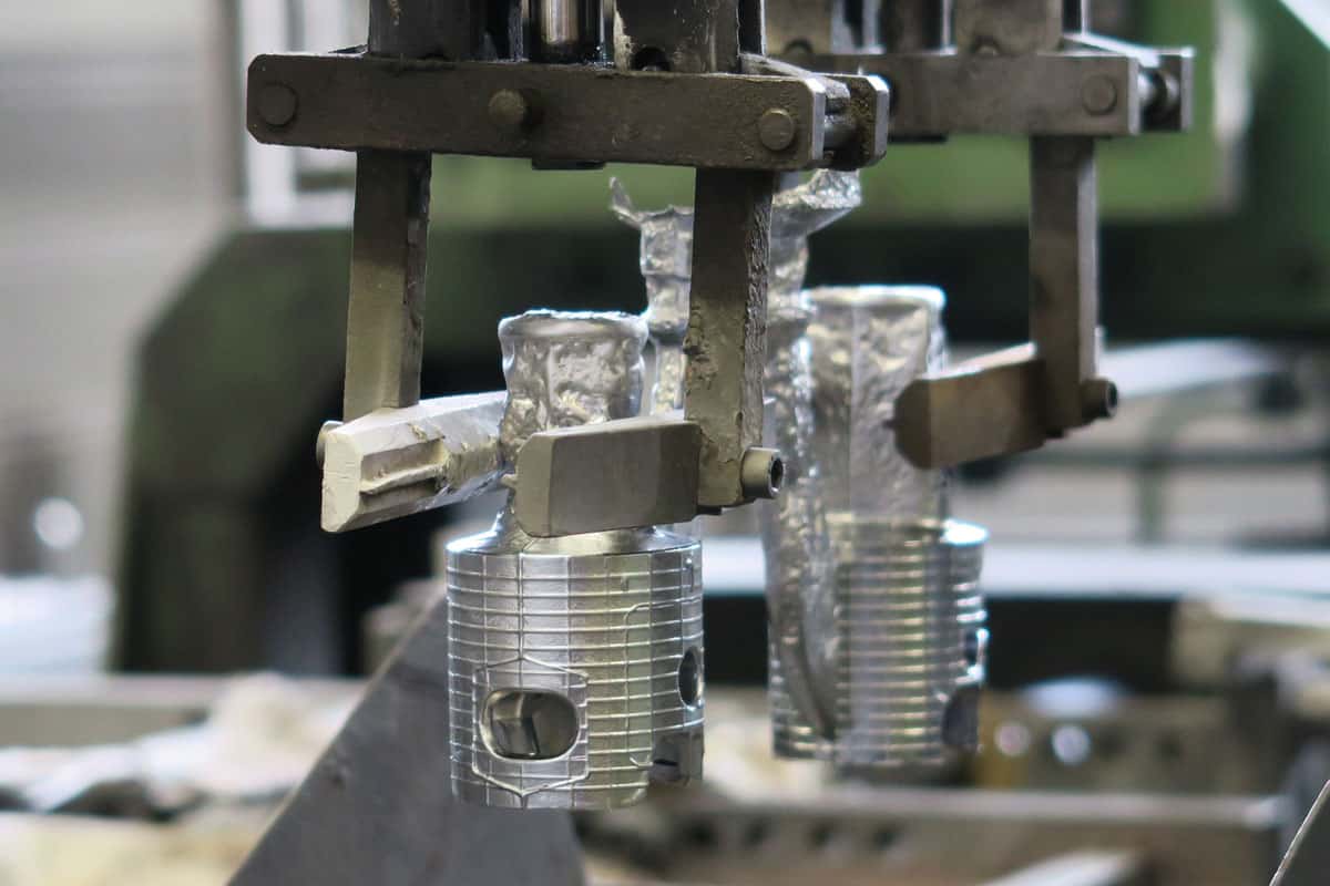Colata di pistoni in alluminio durante la produzione presso Vertex