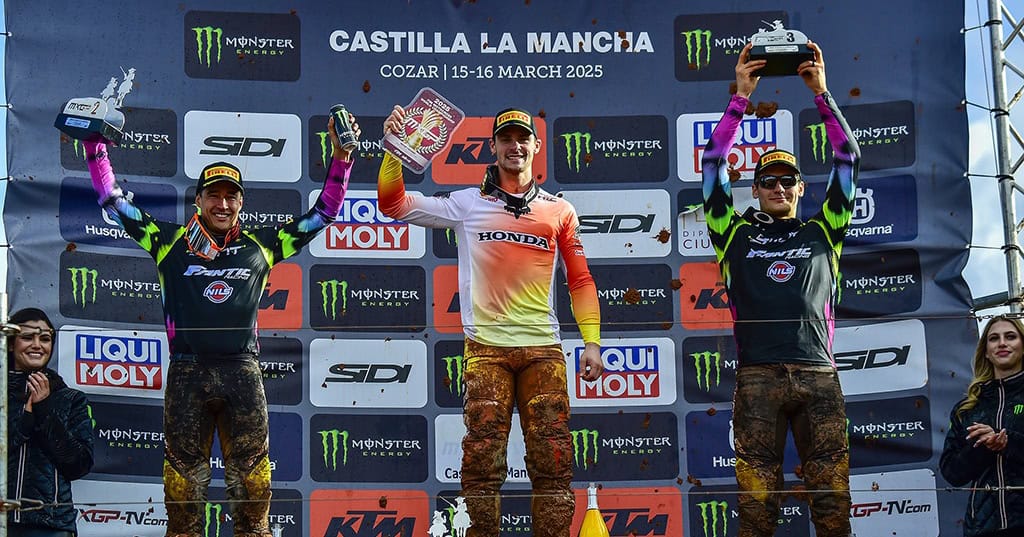 Podio MXGP Castilla La Mancha 2025 con i primi tre classificati a Cózar, 15-16 marzo