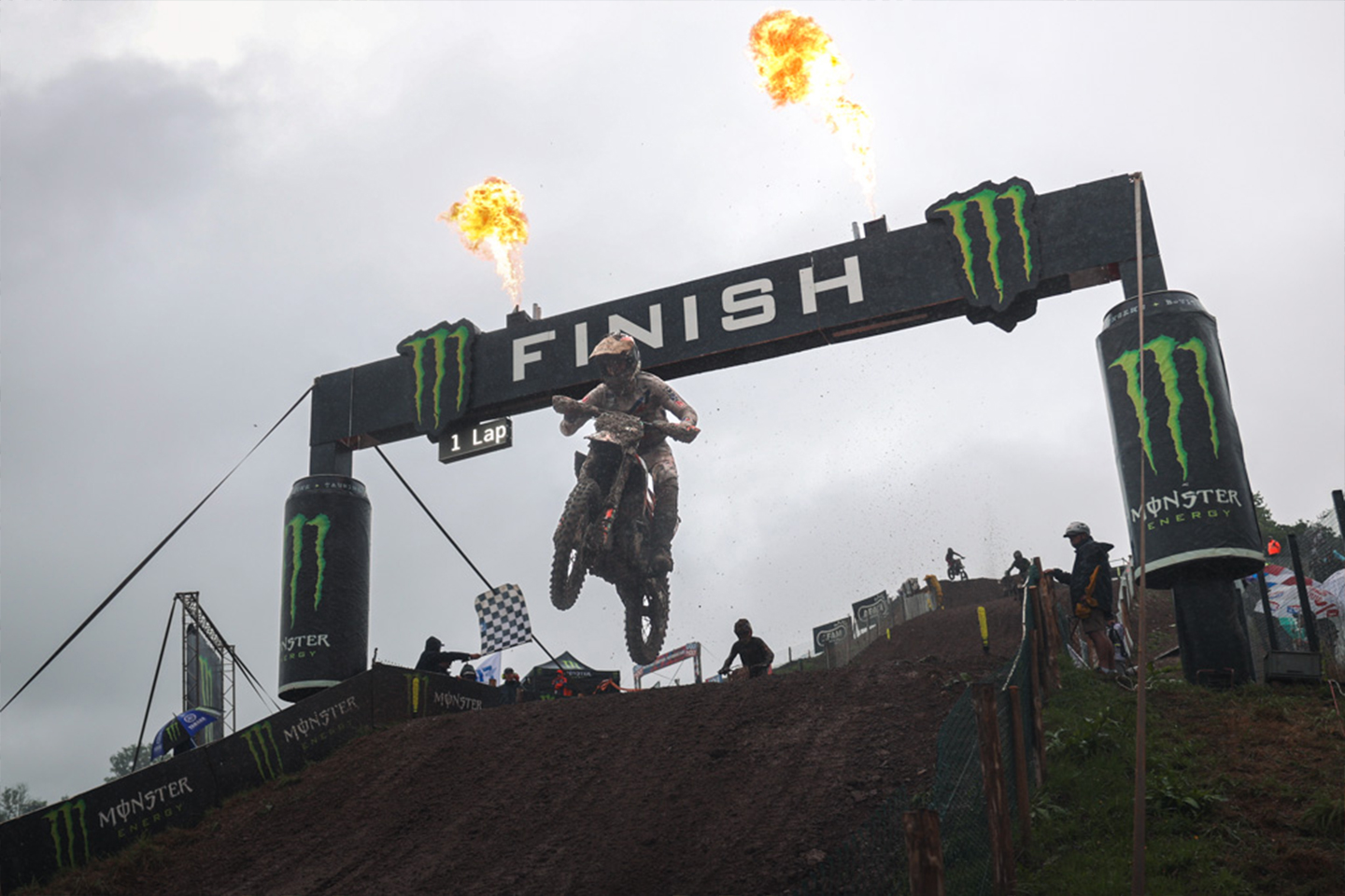 Nicolo Alvisi in salto finale sotto il traguardo infuocato al MXGP di Ernée 2025 in Francia