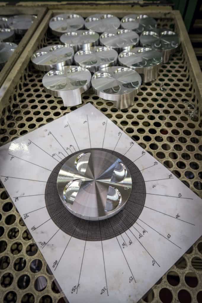 Pistoni in alluminio lavorati con finitura superficiale lucida