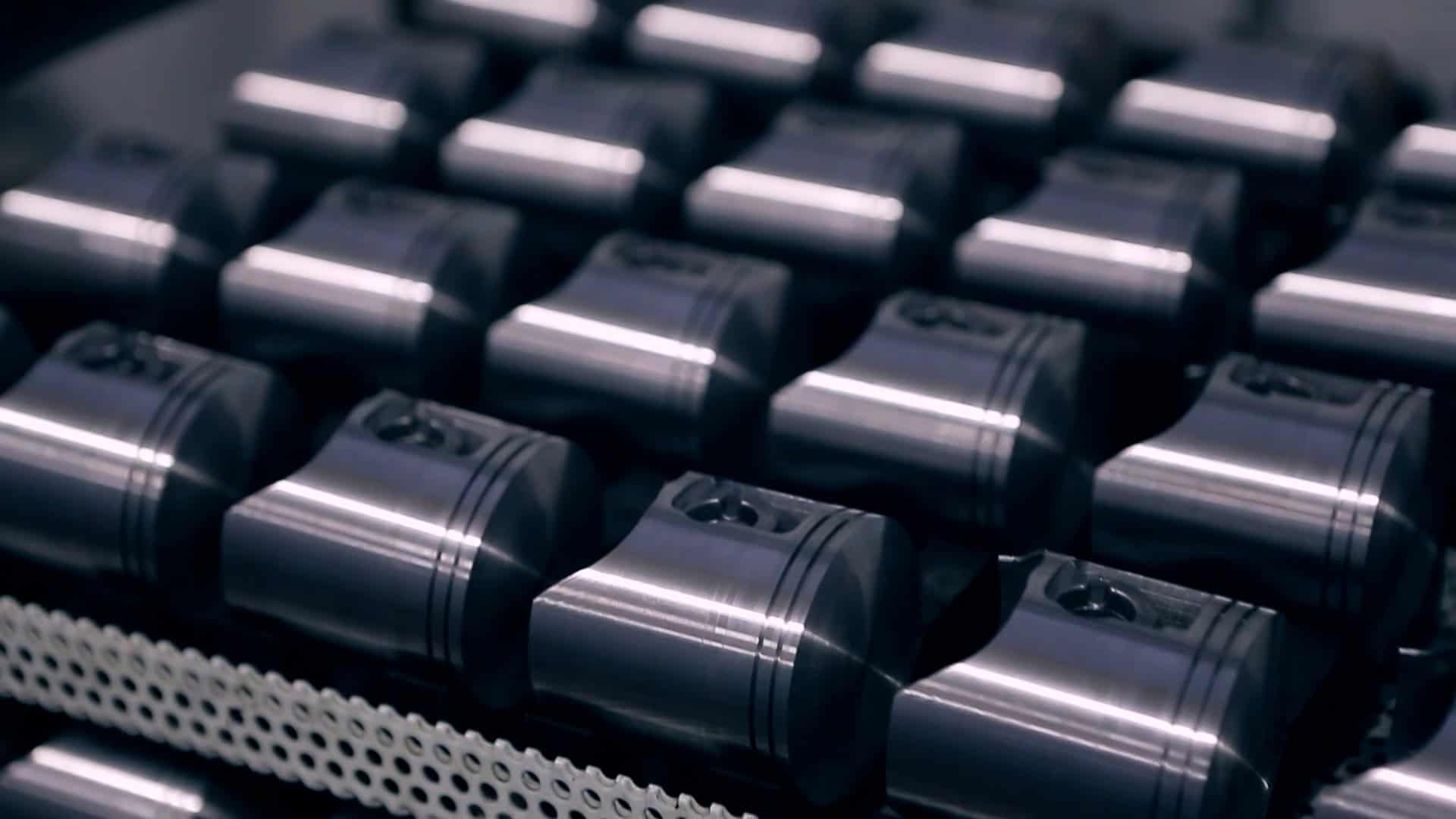 Pistoni per motore ad alte prestazioni allineati in fase di controllo qualità finale