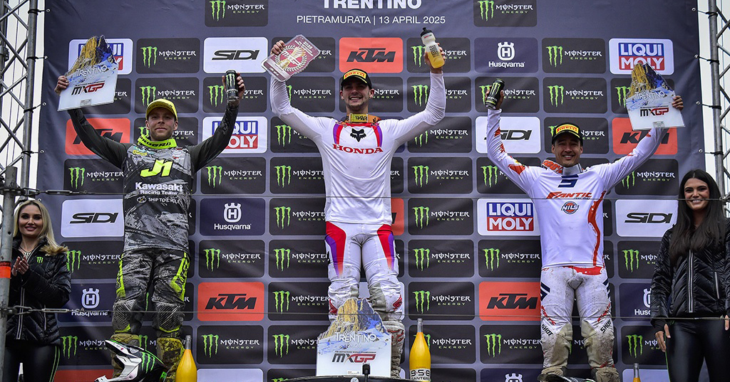 Podio MXGP Trentino 2025 con i piloti Honda, Kawasaki e Fantic Racing a Pietramurata