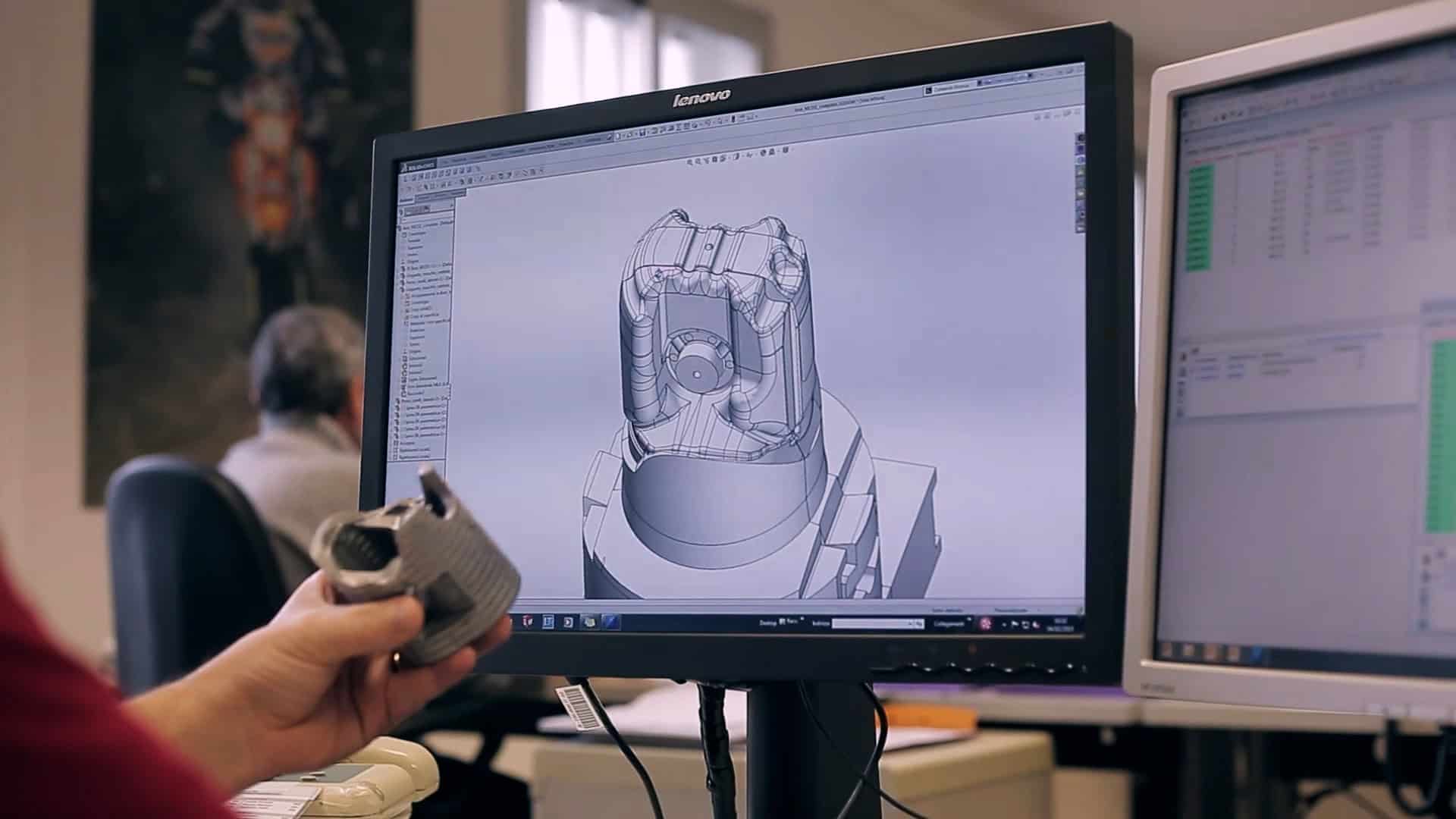 Progettista meccanico al lavoro su modello CAD 3D di un pistone ad alte prestazioni per motori