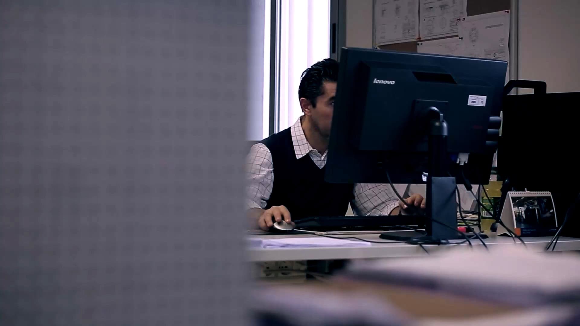 Progettista tecnico al lavoro su workstation in ufficio ingegneria meccanica