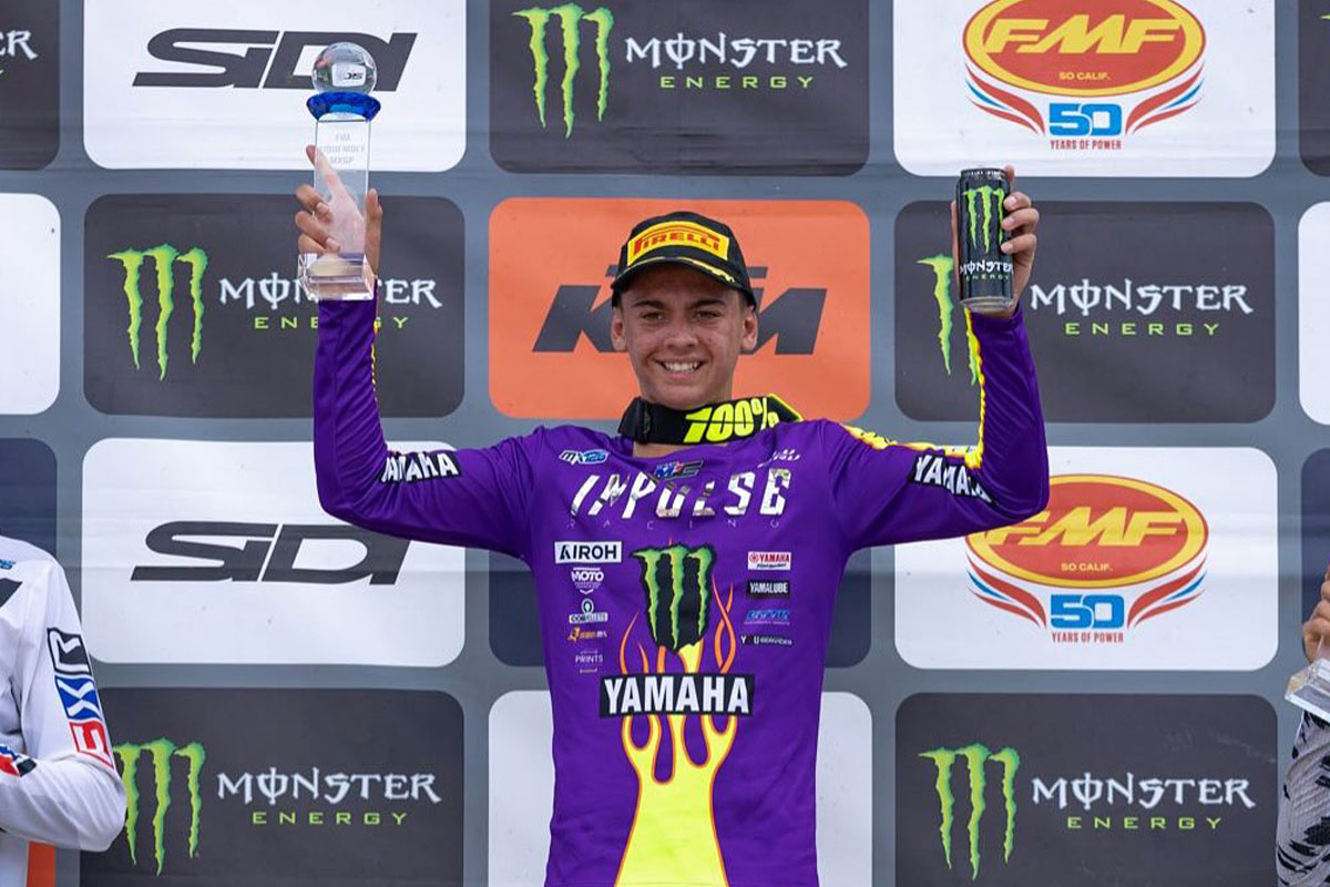 Mano Faure del team Yamaha celebra la vittoria nella classe EMX125 a Teutschenthal, Germania sul podio con il trofeo