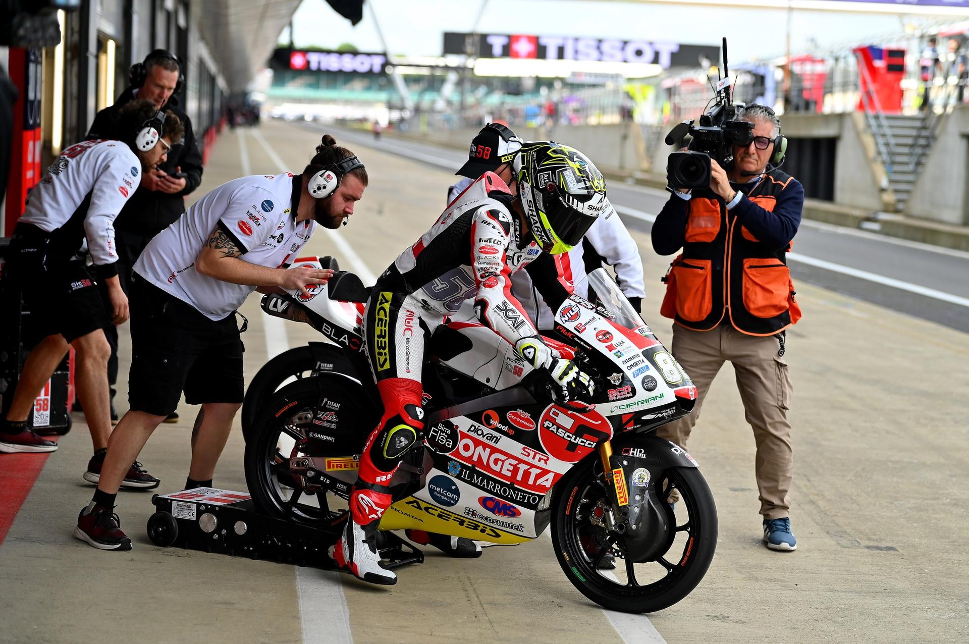 Luca Lunetta pronto alla partenza nel box del team Sic58 durante il GP Moto3
