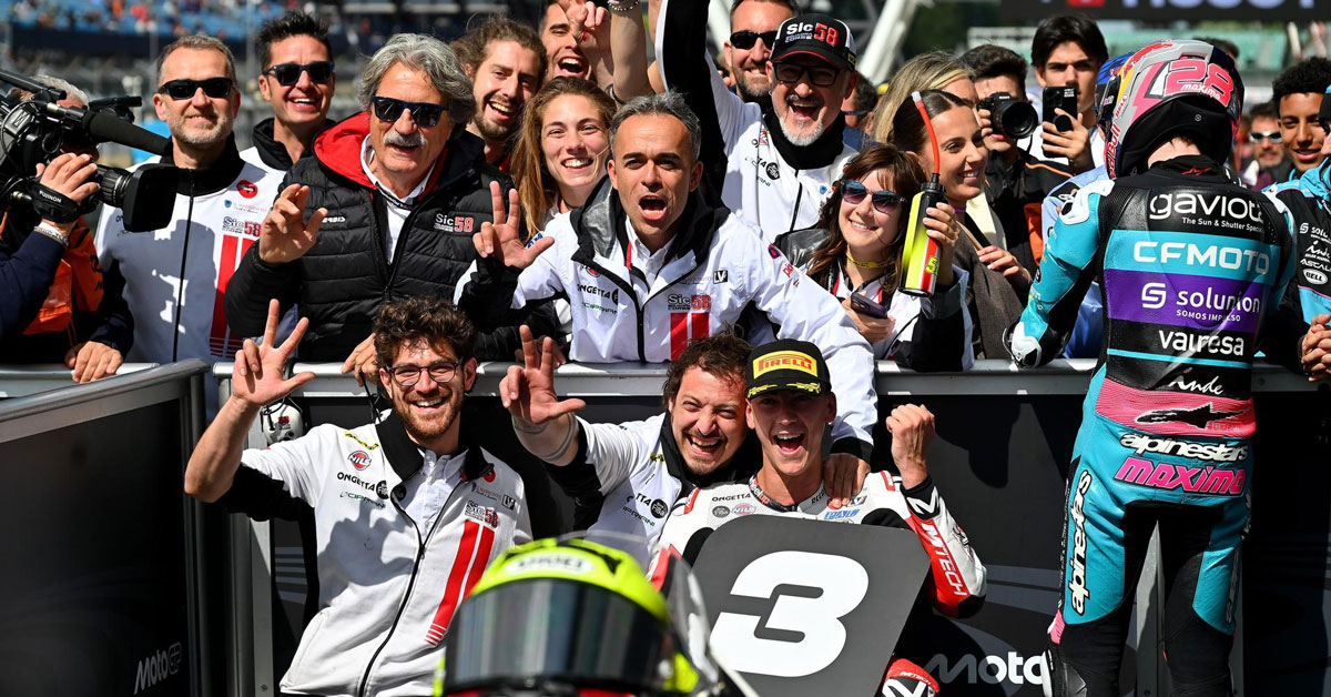 Luca Lunetta festeggia il terzo posto con il team Sic58 Squadra Corse a Silverstone 2025
