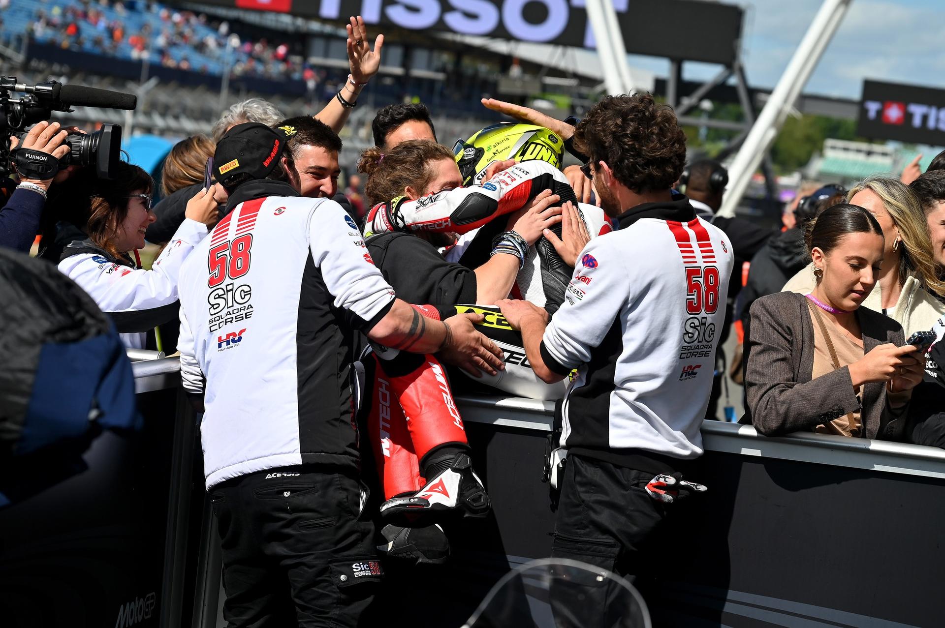 Luca Lunetta abbracciato dal team Sic58 dopo la gara di Moto3 a Silverstone 2025
