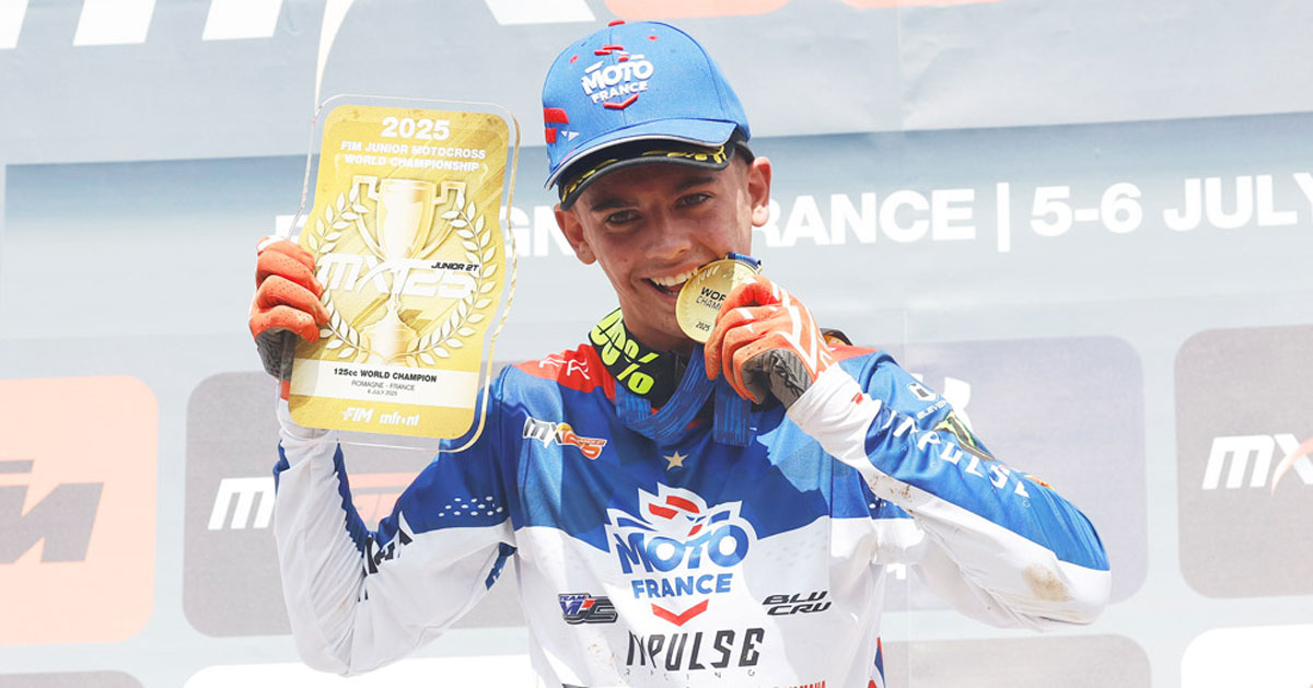 Mano Faure festeggia con medaglia e targa dorata la vittoria nel campionato mondiale FIM Junior Motocross 125cc 2025 a Romagne, Francia