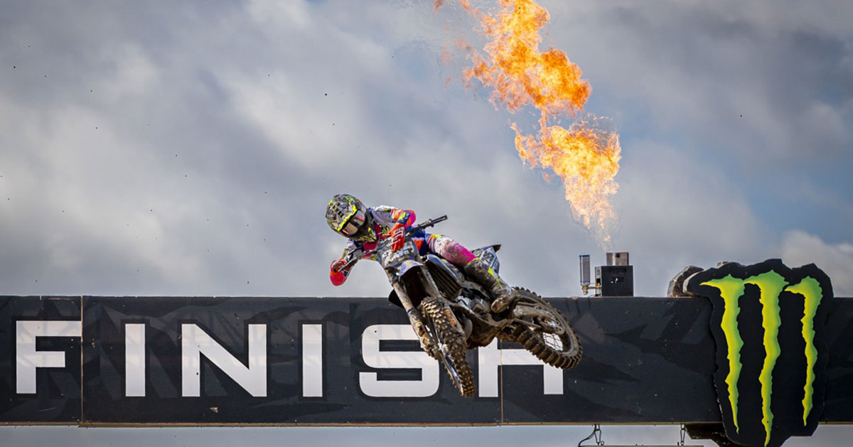 Il giovane pilota Mano Faure combatte il fango durante la manche MXGP in Gran Bretagna 2025