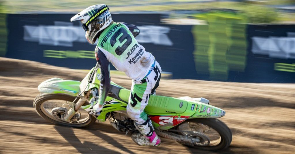 Romain Febvre alla guida della sua moto Kawasaki sul circuito sterrato del MXGP Finlandia
