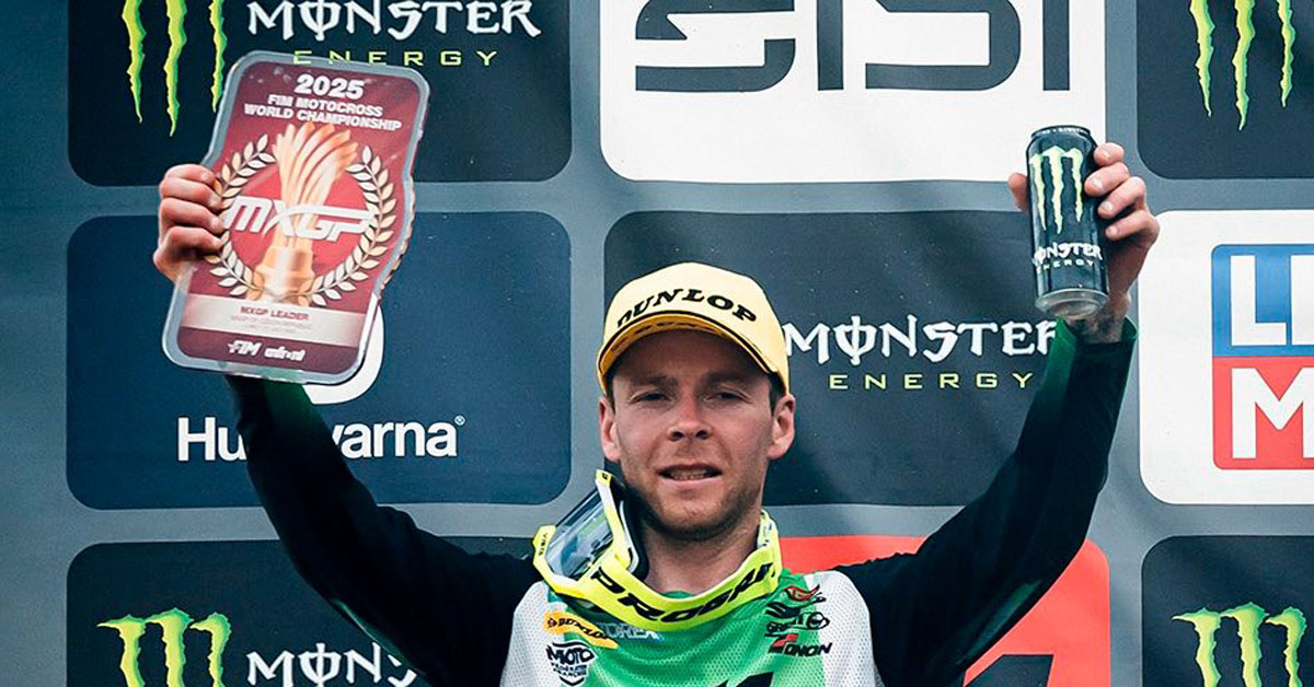 Romain Febvre solleva un trofeo celebrando la vittoria sul podio dell’MXGP 2025.