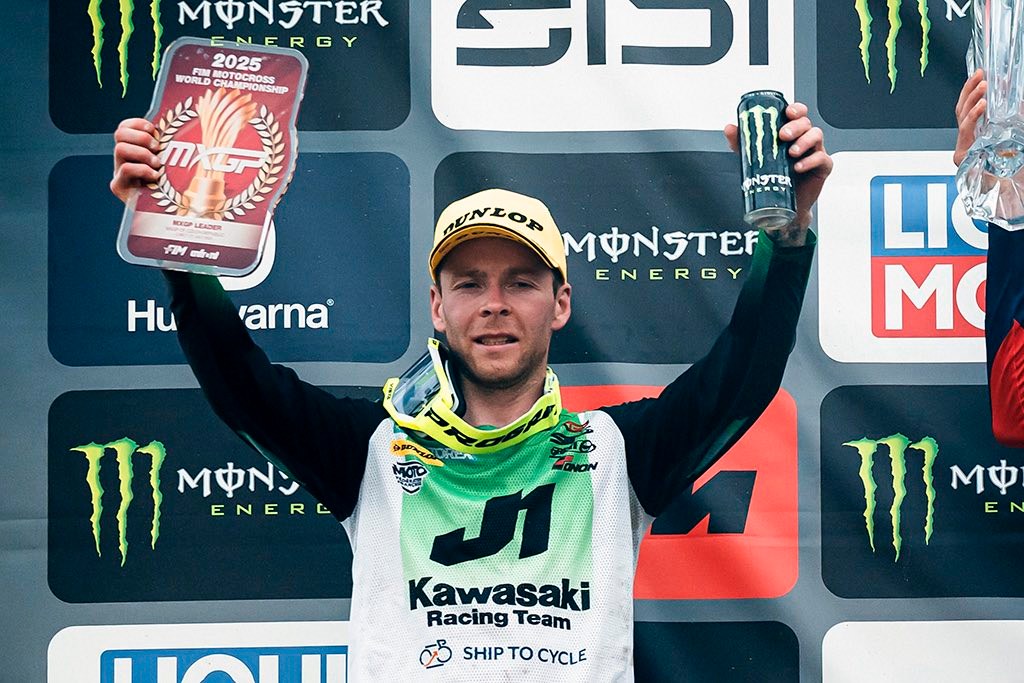 Romain Febvre solleva un trofeo celebrando la vittoria sul podio dell’MXGP 2025.