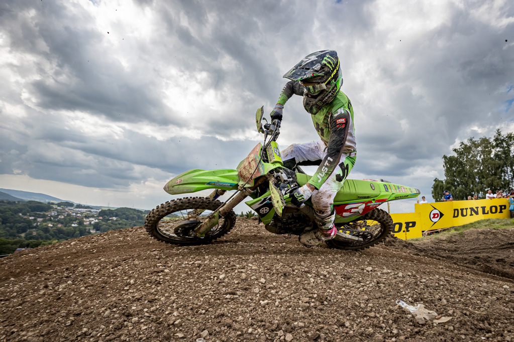 Romain Febvre curva con la sua moto durante il GP della Repubblica Ceca 2025.