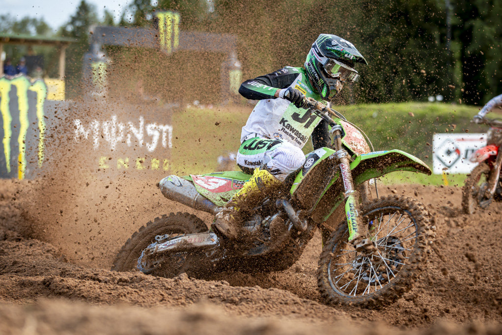 Pilota Kawasaki affronta una curva sabbiosa al MXGP Lettonia 2025