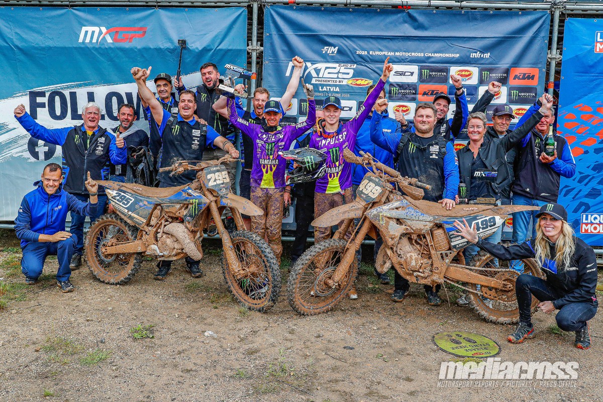 La squadra Yamaha celebra la vittoria EMX125 al MXGP Lettonia 2025