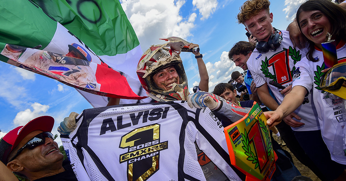 La famiglia e lo staff di Alvisi festeggiano la vittoria del titolo europeo EMX125 con bandiere e magliette celebrative.