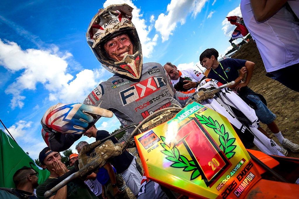 Nicolo Alvisi festeggia con il pubblico e la tabella rossa la conquista del titolo europeo EMX125.