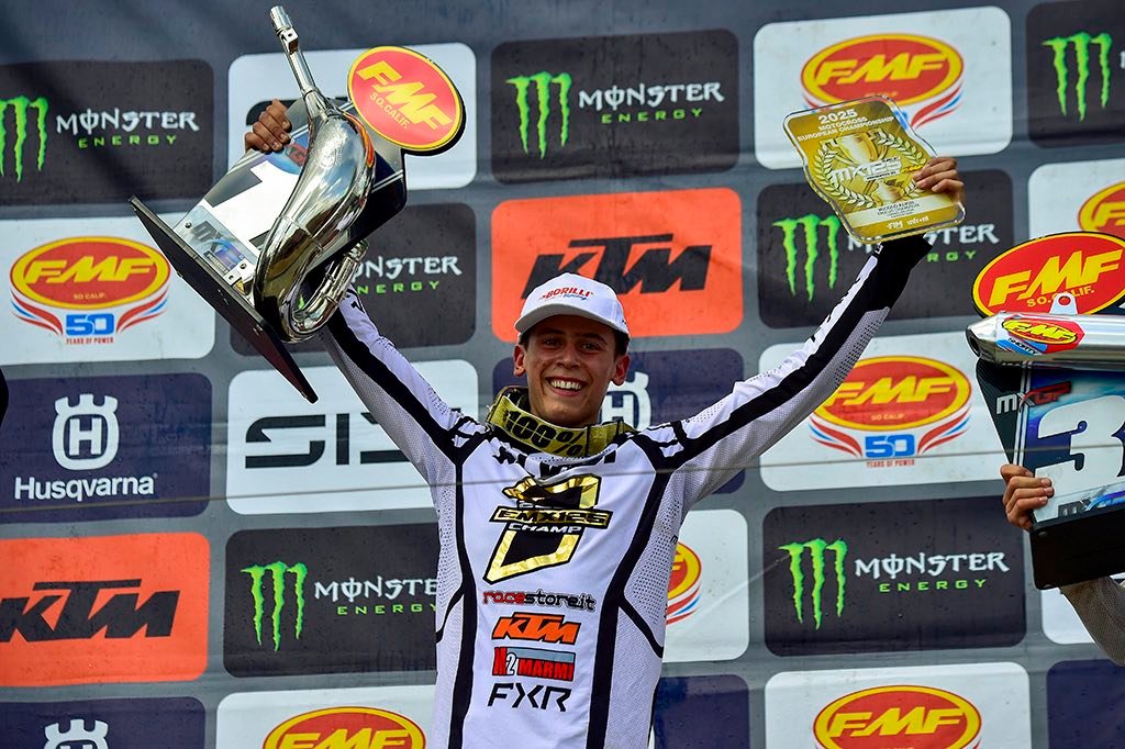 Alvisi con trofeo e targa EMX125 Champion sul podio del GP del Belgio 2025.