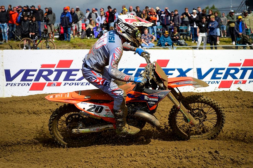 Nicolo Alvisi in sella alla KTM #20 affronta il circuito sabbioso di Lommel nel GP del Belgio 2025.