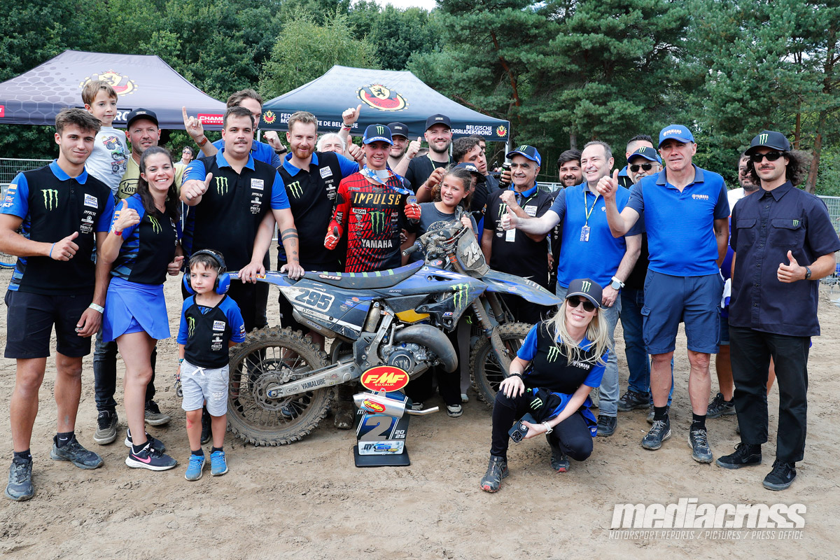 Pilota Faure con il team Yamaha celebra il podio al GP Motocross 2025 con la moto #295 e trofeo in vista.